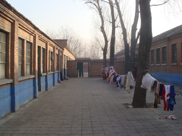 <em>晾晒</em>着衣服