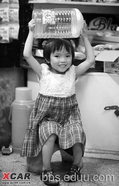 苦命成都<em>4岁女孩</em>商场捡瓶子 - 2013北京幼升小