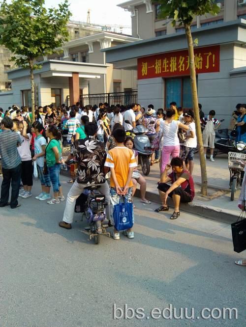 新奇中学考试现场 - 2014郑州小升初 - e度教育