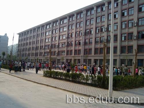 新奇中学考试现场 - 2014郑州小升初 - e度教育