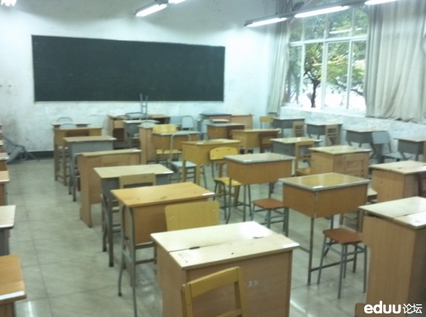 重庆8中初三考场的照片,考3天,希望12们考试加