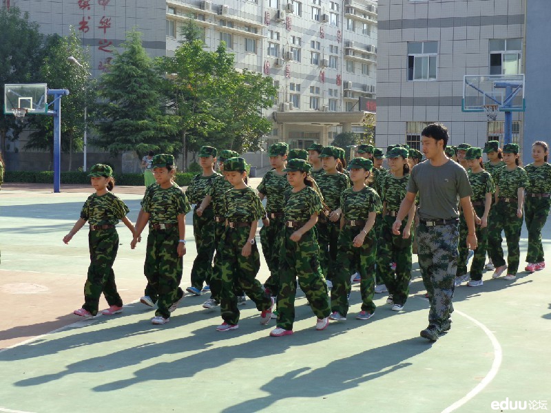 看这里--<em>郑州外国语女子中学</em>女孩子的军训 - 20