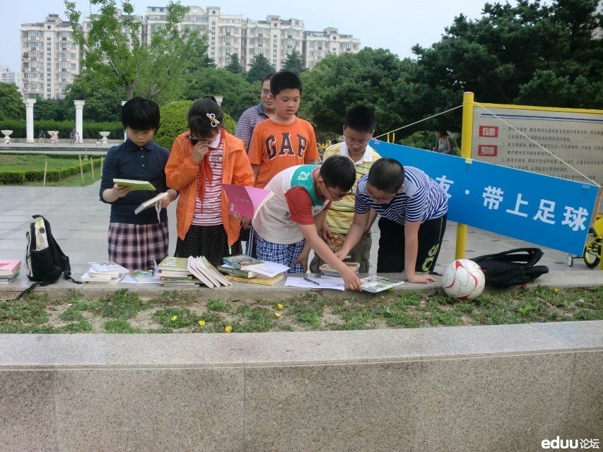 远翔14级新生家长组织的以书会友,带上足球